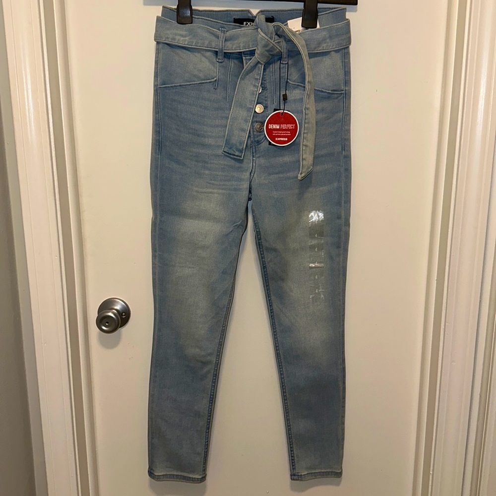 Super high waist stretch jean!! Never worn! Size 4! Buttons and tie waist!